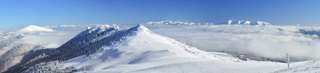 Fototapeta na wymiar Górskie szczyty w zimie