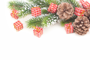 Tannenranken mit Geschenken auf weiß