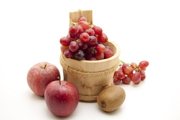 Rote Trauben mit Apfel und Kiwi