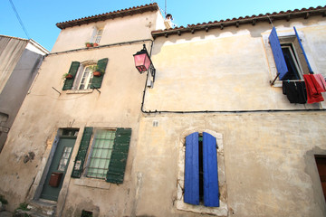 Fototapeta na wymiar dom w Arles z niebieskimi żaluzjami