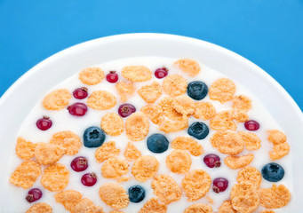 corn flakes in milk with berries