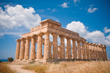 Fototapeta na wymiar Grecka świątynia w Selinunte