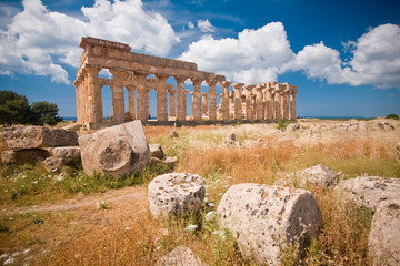Fototapeta na wymiar Grecka świątynia w Selinunte