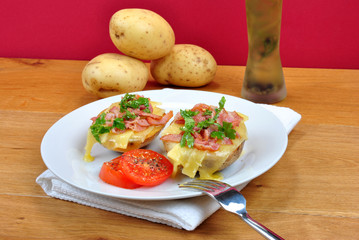 gegrillte Kartoffelhälften mit Käse und Speck überbacken