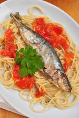 gegrille Sardine auf Tomaten Spaghetti