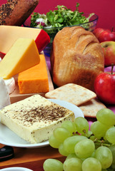 eine Käseplatte mit verschiedenen Käsesorten