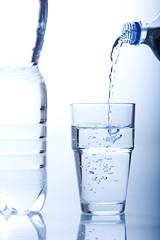Wasserglas und Wasserflaschen