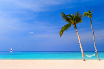 Fototapeta na wymiar Hamak na plaży tropikalnych
