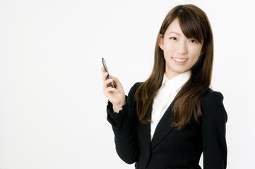 スマートフォンを操作する女性OL