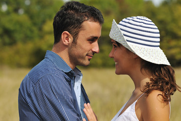 Obraz premium happy young couple have romantic time outdoor