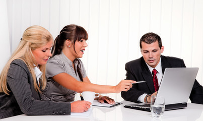 Erfolgreiches Team bei einem Meeting im Büro