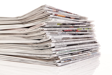 Stapel von alten Zeitungen und Zeitschriften