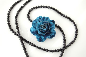 ネックレスとバラのコサージュ