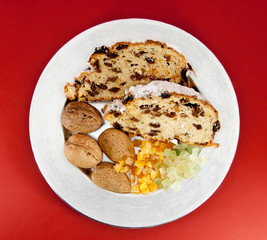 Stollenscheiben und Nüsse auf silbernem Teller