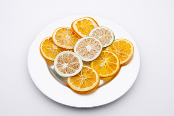silberner Teller mit getrockneten Limetten und Orangenscheiben
