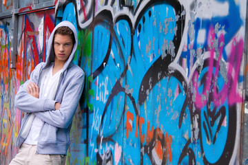 Cool blickender Jugendlicher Mann vor Graffiti