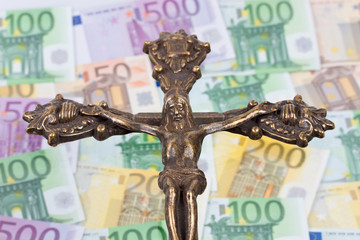 Euro Geldscheine mit einem Kreuz