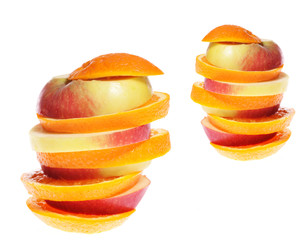 Fototapeta na wymiar Apfel und Orangenscheiben getürmt