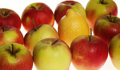 Äpfel mit einer Zitrone auf weißem Hintergrund