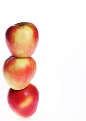 Äpfel aufgetürmt