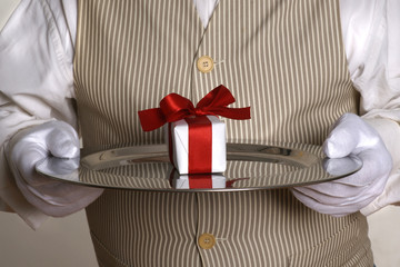 Butler bringt ein Geschenk