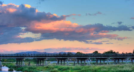 夕暮れの渡月橋
