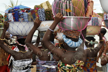 Junge Frauen transportieren Waren auf dem Kopf