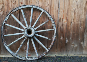 Obraz premium Old wagon wheel