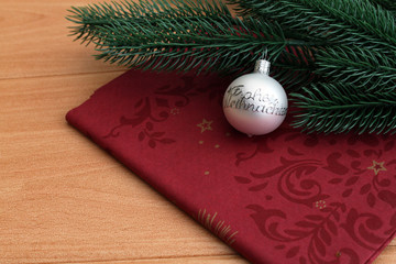 Weihnachtskugel mit der Inschrift Frohe Weihnachten