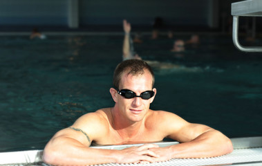 Schwimmer am Beckenrand