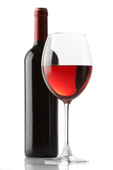 Verre de vin rouge et une bouteille isolé sur fond blanc