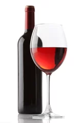 Poster Glas rode wijn en een fles geïsoleerd op witte achtergrond © Julián Rovagnati