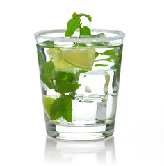cold drinks with lime and peppermint