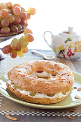 Eclair pastry ring with almond