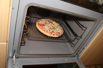 Fertigpizza im Backofen