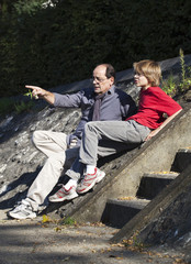 échange familial entre grand parent et petit enfant