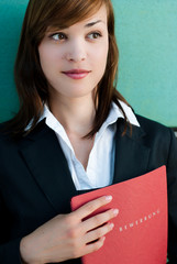junge Frau mit Bewerbungsmappe