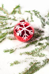 boule de noël sur branche de sapin