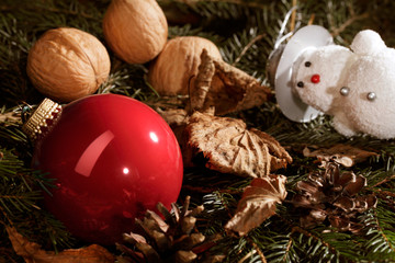 Weihnachtsdekoration mit Kugel und Schneemann