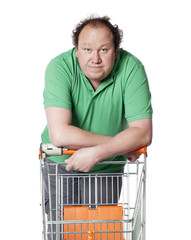 homme indécis au supermarché courses