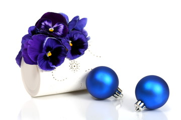 Рождественская композиция с синими шарами и голубыми цветами.