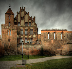 Zabytkowy zamek w mieście