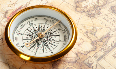 Fototapeta na wymiar Stare Kompas na mapie starożytnego
