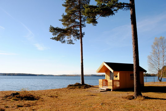 einsame Hütte am See