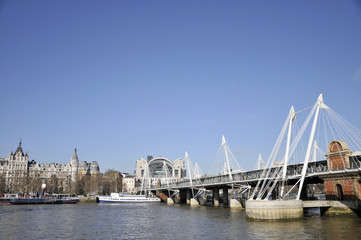 Fototapeta na wymiar Tamiza w Hungerford Bridge w Londynie
