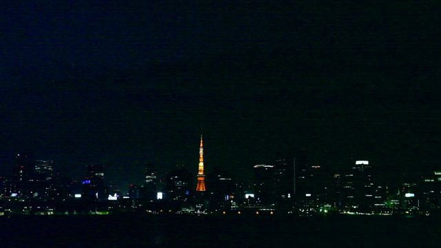 東京タワーと高層ビル群夜景／お台場から