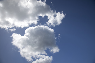 輝く白い雲と青い空
