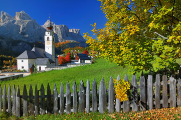 Dorf im herbstlichen Südtirol