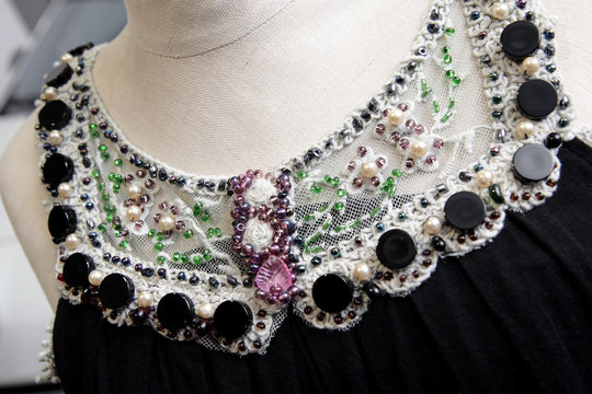 perles brodées sur robe