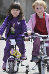 Obraz premium happy childrens group learning to drive bicycle